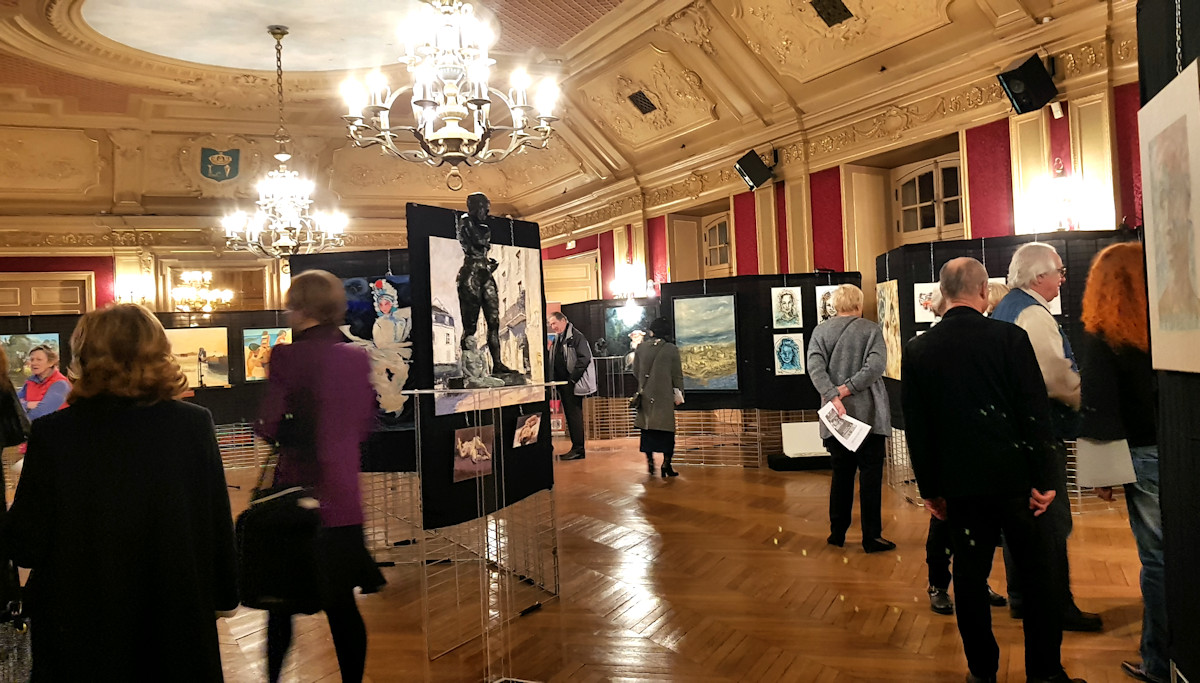 Dans le grand Salon d'honneur de la mairie de Lagny sur Marne, le 21 novembre 2018, Christophe Alzetto expose des dessin d'atelier